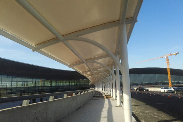 机场遮阳棚走廊：优雅舒适的旅行空间